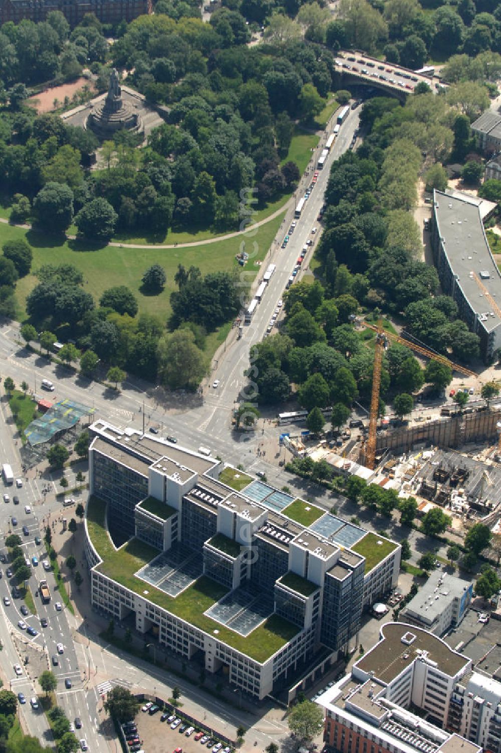 Aerial image Hamburg - Blick über Bürogebäude der ProCenter Immobilien-, Management- und Center-Verwaltungs-GmbH am Millerntorplatz, die Baustelle der Tanzenden Türme an der Reeperbahn im Stadtteil St. Pauli, die Helgoländer Allee und das Bismarck-Denkmal im Alten Elbpark im Stadtteil Neustadt. View over office building of ProCenter Immobilien-, Management- und Center-Verwaltungs-GmbH at Millerntorplatz, construction area of Dancing Towers at Reeperbahn in district St. Pauli, the Helgolaender Allee and Bismarck-memorial in Old Elbpark in district Neustadt.