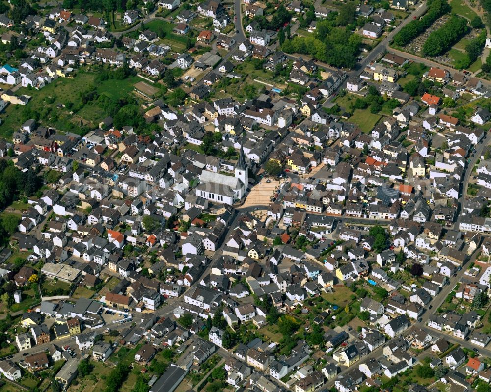 Neuwied from the bird's eye view: View of the Heimbach-Weis part of the town of Neuwied in the state of Rhineland-Palatinate. The town is located in the county district of Mayen-Koblenz on the right riverbank of the river Rhine. The town is an official tourist resort and is an important historic industrial site. Heimbach-Weis is located in its North. It borders Westerwald forest and includes the zoo of Neuwied