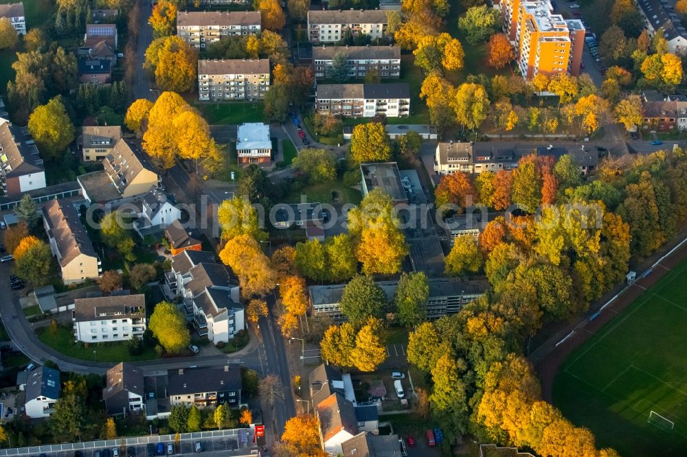 Gladbeck from the bird's eye view: View of the Zweckel part along autumnal Brunnenstrasse in Gladbeck in the state of North Rhine-Westphalia