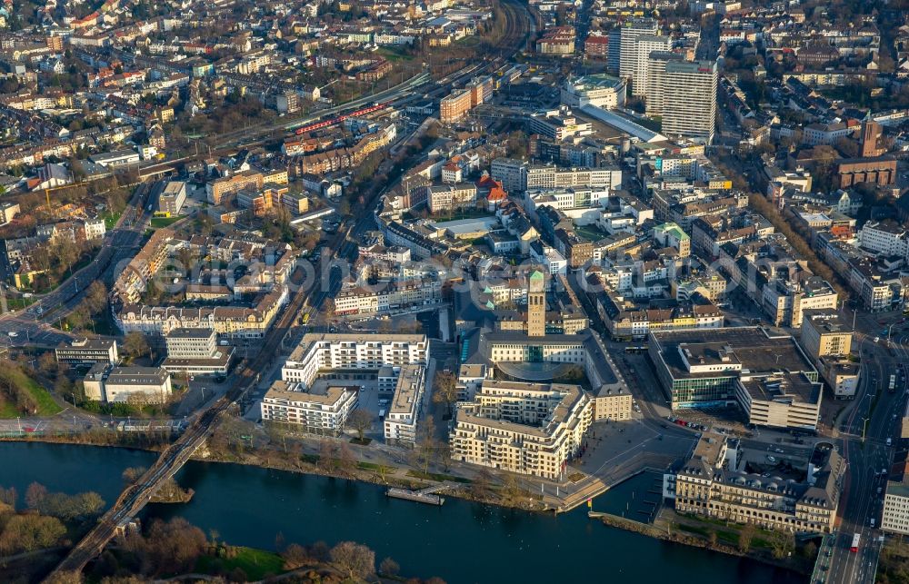 Mülheim an der Ruhr from the bird's eye view: View of the town centre of autumnal Muelheim on the Ruhr in the state of North Rhine-Westphalia. The city hall is located in the foreground on the riverbank of the Ruhr