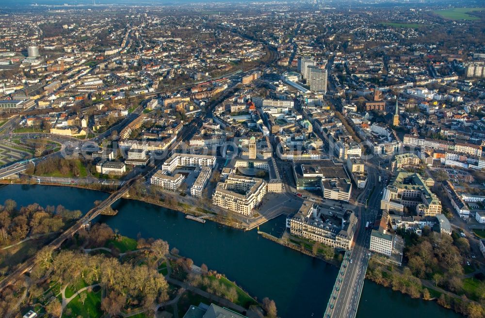 Aerial image Mülheim an der Ruhr - View of the town centre of autumnal Muelheim on the Ruhr in the state of North Rhine-Westphalia. The city hall is located in the foreground on the riverbank of the Ruhr