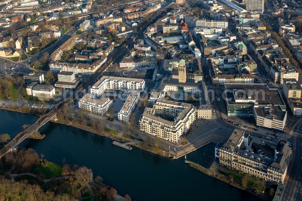 Aerial photograph Mülheim an der Ruhr - View of the town centre of autumnal Muelheim on the Ruhr in the state of North Rhine-Westphalia. The city hall is located in the foreground on the riverbank of the Ruhr