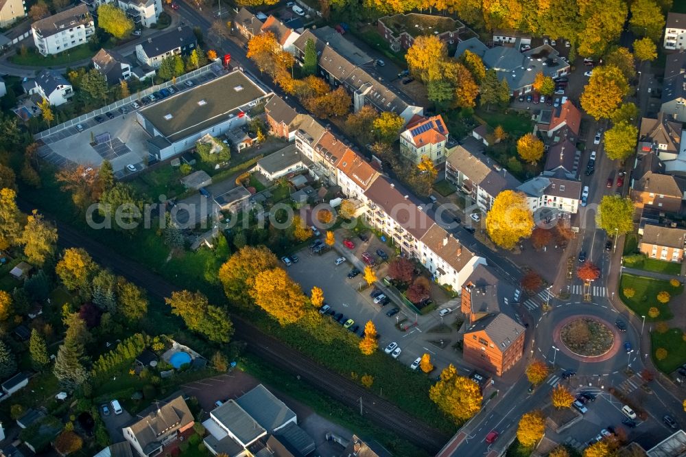 Gladbeck from the bird's eye view: View of the autumnal Zweckel part along Feldhauser Strasse in Gladbeck in the state of North Rhine-Westphalia. A roundabout and Penny Supermarket is located along the street