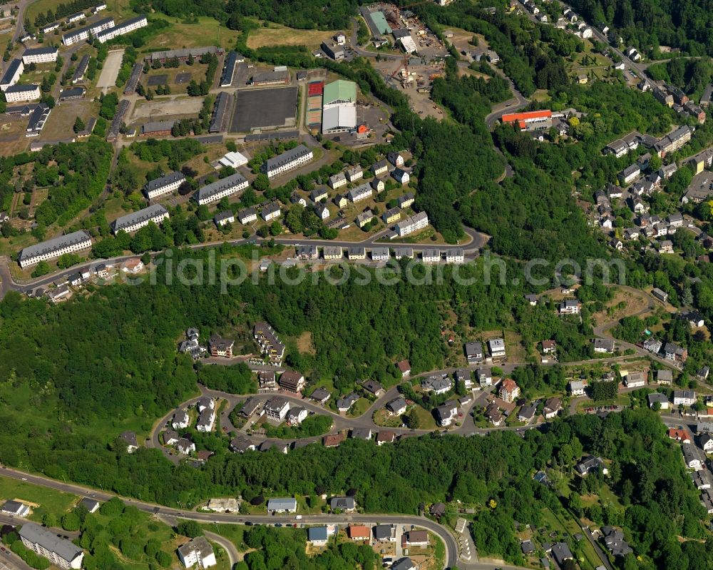 Aerial photograph Idar-Oberstein - West of Idar-Oberstein in the state Rhineland-Palatinate. The large town is located in the county district of Birkenfeld and consists of three old parts - like Idar - and several incorporated villages. Idar-Oberstein is located on the Southern edge of the Hunsrueck region on both sides of the river Nahe. Army barracks are located in the West of the town along several streets with english names