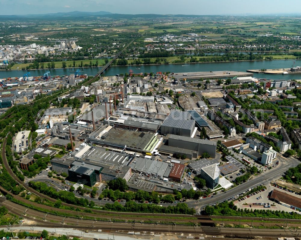 Mainz from the bird's eye view: View of the industrial area in the Neustadt part of Mainz in the state of Rhineland-Palatinate. View of the industrial area in the North of the city. The custom harbour of Mainz on the Rhine is visible in the background