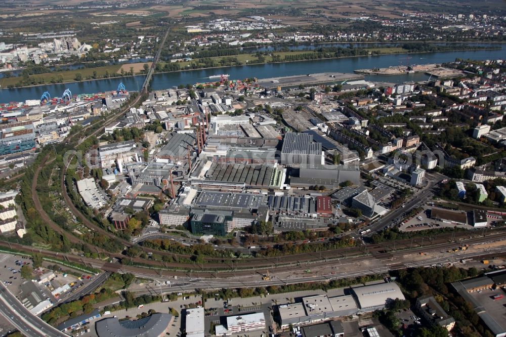 Aerial photograph Mainz - View of the industrial area in the Neustadt part of Mainz in the state of Rhineland-Palatinate. View of the industrial area in the North of the city. The custom harbour of Mainz on the Rhine is visible in the background. The facilities of the Schott Glas Works are located in the West of the Rhine and are surrounded by railway tracks