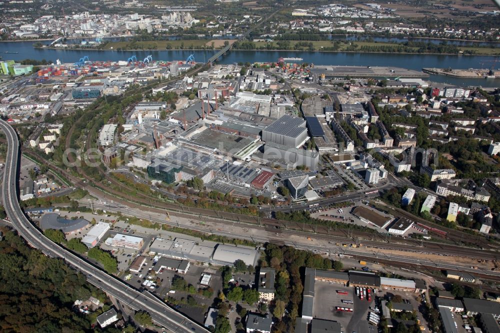 Mainz from the bird's eye view: View of the industrial area in the Neustadt part of Mainz in the state of Rhineland-Palatinate. View of the industrial area in the North of the city. The custom harbour of Mainz on the Rhine is visible in the background. The facilities of the Schott Glas Works are located in the West of the Rhine and are surrounded by railway tracks