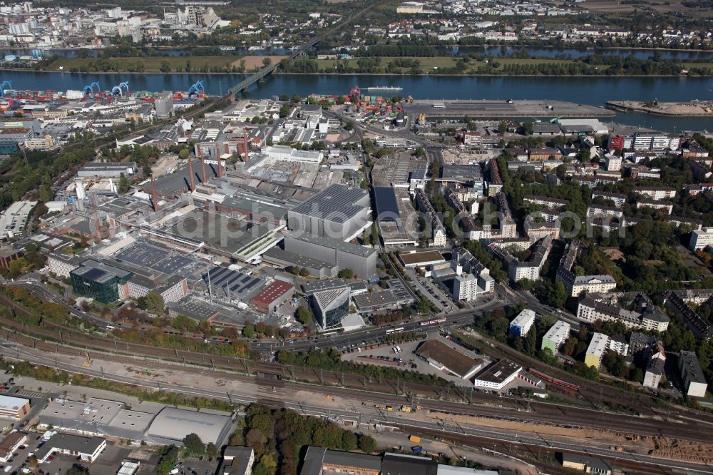 Aerial photograph Mainz - View of the industrial area in the Neustadt part of Mainz in the state of Rhineland-Palatinate. View of the industrial area in the North of the city. The custom harbour of Mainz on the Rhine is visible in the background. The facilities of the Schott Glas Works are located in the West of the Rhine and are surrounded by railway tracks