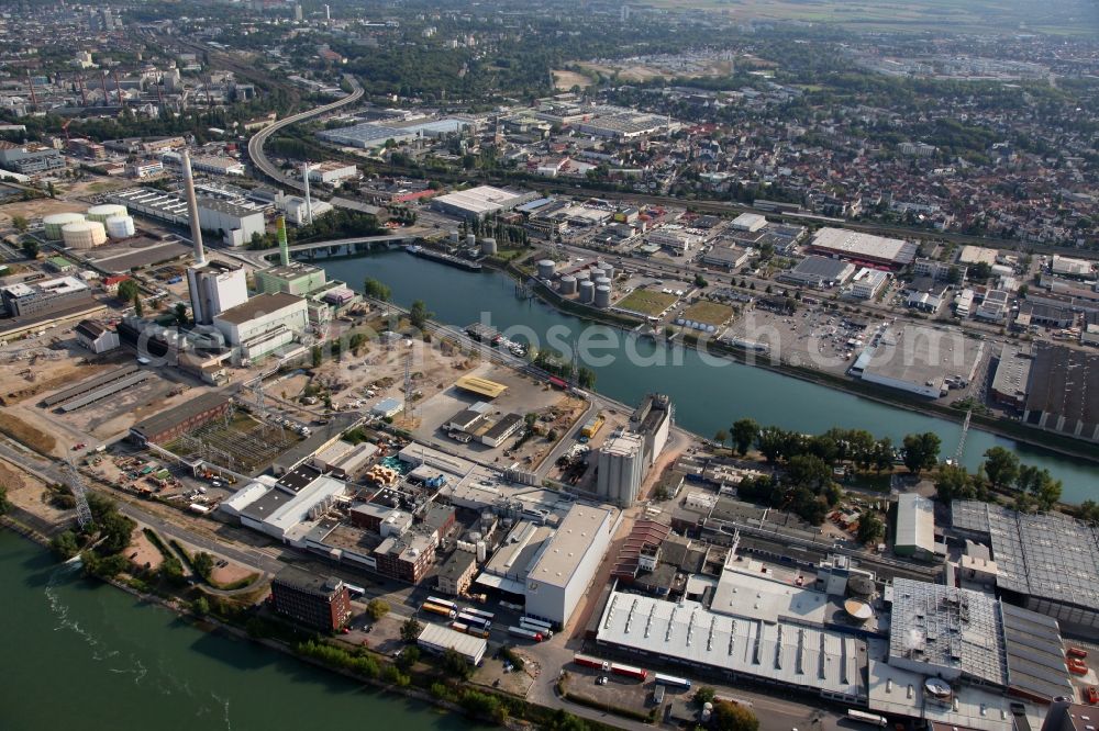 Mainz from the bird's eye view: View of the industrial area on the river Rhine in the Neustadt part of Mainz in the state of Rhineland-Palatinate. View of the industrial area in the North of the city. The custom harbour and the central sewage works are located in the district