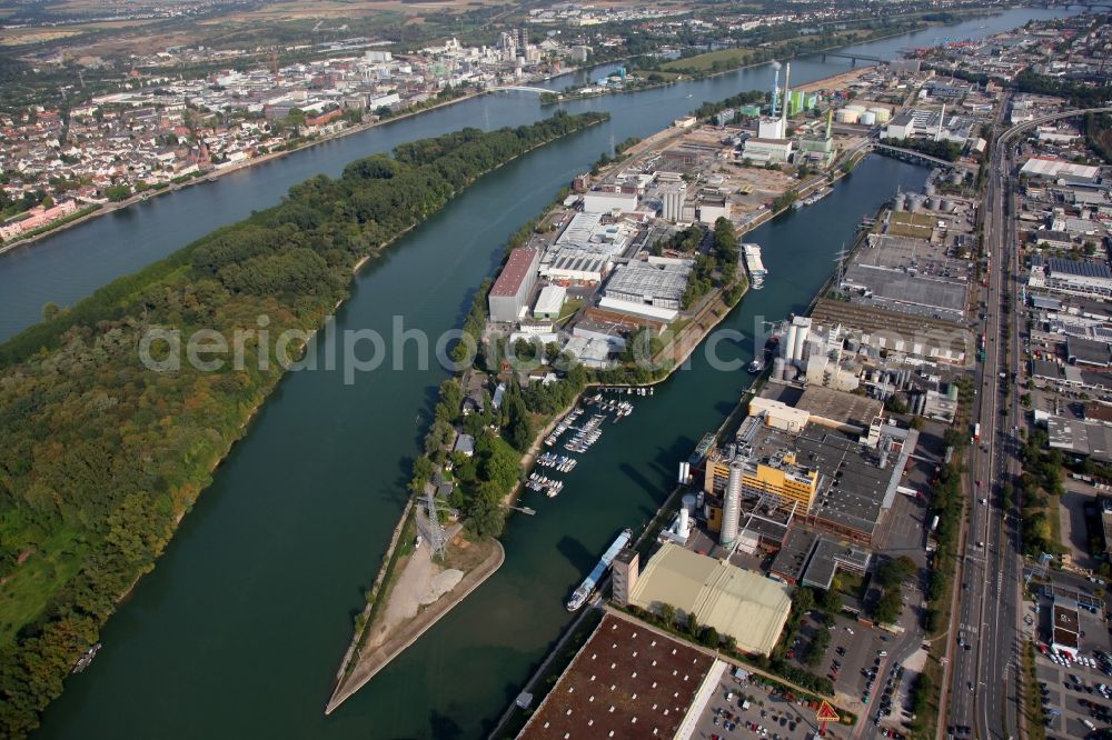 Aerial image Mainz - View of the industrial area on the river Rhine in the Neustadt part of Mainz in the state of Rhineland-Palatinate. View of the industrial area in the North of the city. The custom harbour and the central sewage works are located in the district