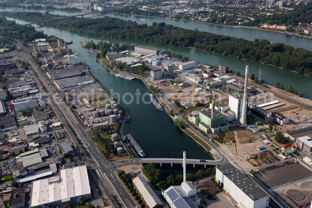 Aerial photograph Mainz - View of the industrial area on the river Rhine in the Neustadt part of Mainz in the state of Rhineland-Palatinate. View of the industrial area in the North of the city. The custom harbour and the central sewage works are located in the district