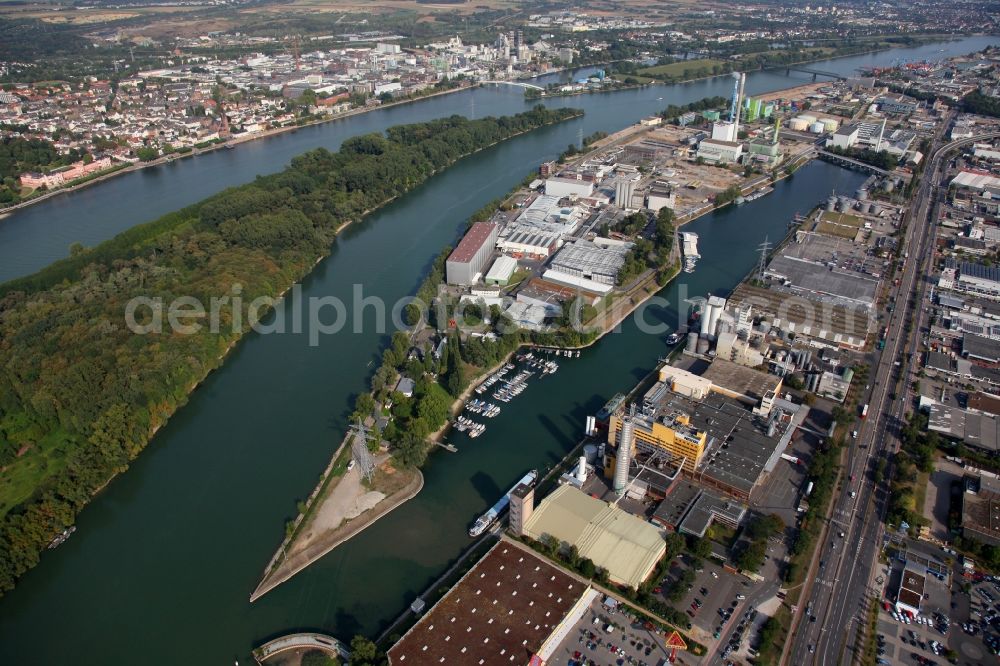 Aerial image Mainz - View of the industrial area on the river Rhine in the Neustadt part of Mainz in the state of Rhineland-Palatinate. View of the industrial area in the North of the city. The custom harbour and the central sewage works are located in the district