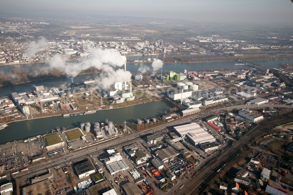 Aerial photograph Mainz - View of the industrial area on the river Rhine in the Neustadt part of Mainz in the state of Rhineland-Palatinate. View of the industrial area in the North of the city. The custom harbour and the central sewage works are located in the district