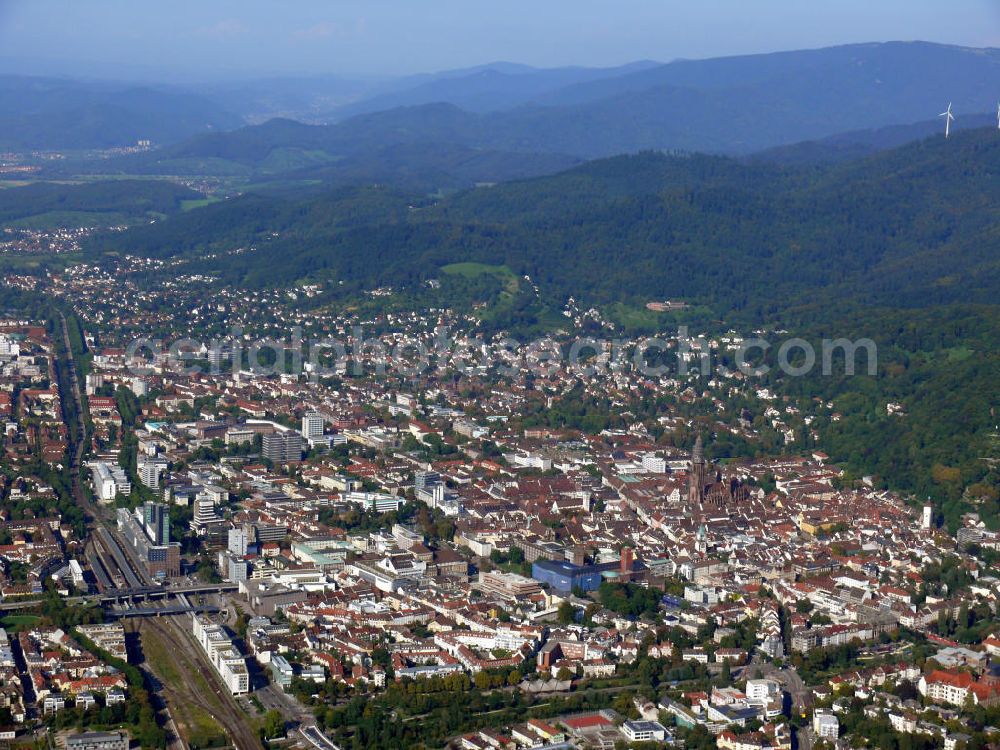 Aerial image Freiburg im Breisgau - Stadtteilansicht der Innenstadt von Freiburg, geprägt durch Mehrfamilienhäuser und das Freiburger Münster, in Baden-Württemberg. Cityscape of the inner city of Freiburg, characterized by blocks of flats and the cathedral Freiburg, in Baden-Wuerttemberg.