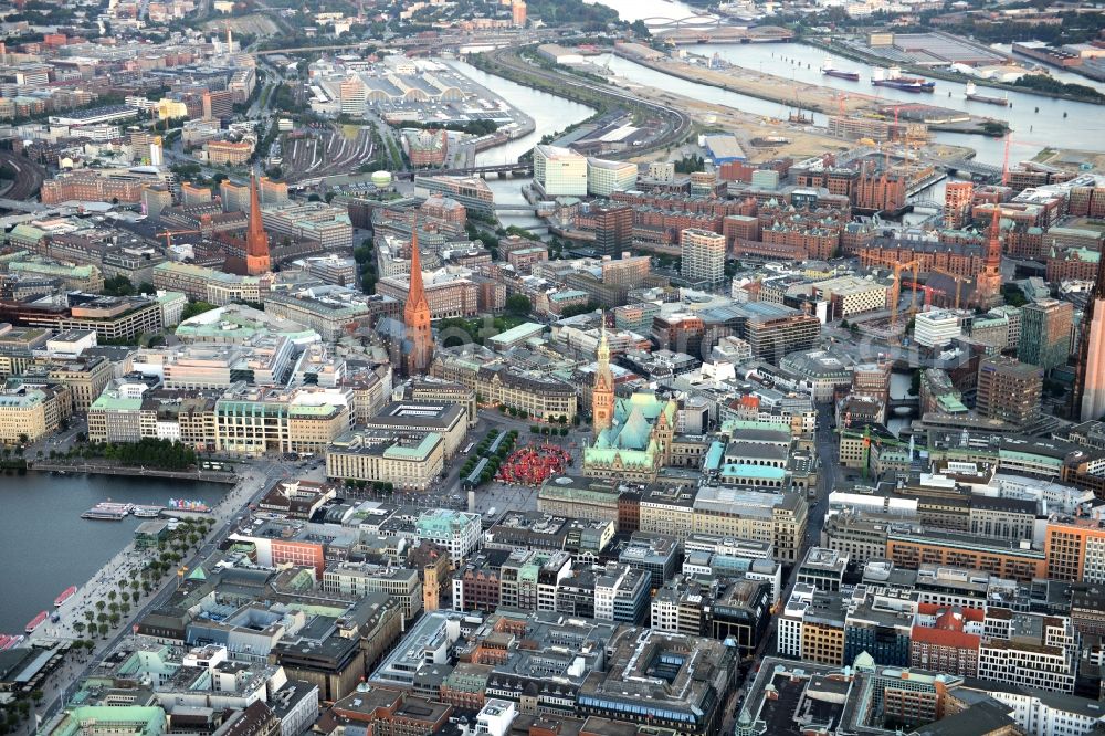 Aerial photograph Hamburg - City center with the Town Hall building of the city administration Alter Wall on Rathausmarkt- place in Hamburg