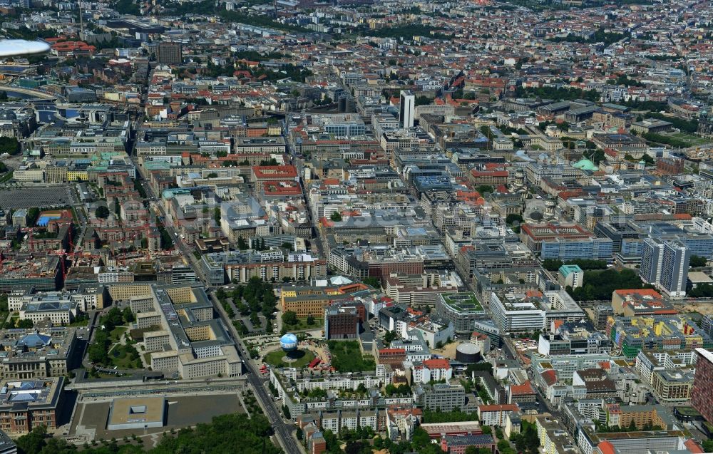 Berlin Mitte from the bird's eye view: Stadtteilansicht Innenstadtbereich an den Achsen Friedrichstraße und Wilhelmstraße mit dem Gebäude des Ministerium / Bundesministerium der Finanzen in Berlin Mitte. //Partial view of city downtown area on the axles Friedrichstrasse and Wilhelmstrasse in Berlin Mitte