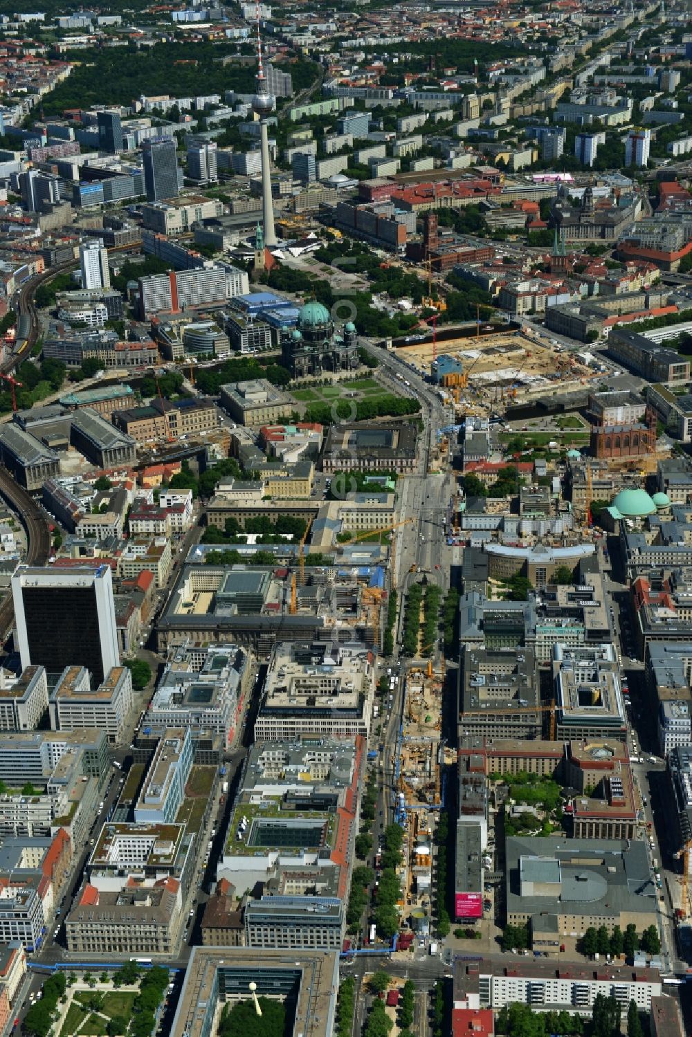 Berlin Mitte from the bird's eye view: Partial view of city downtown area at the corner of Friedrichstrasse and Unter den Linden in Berlin Mitte