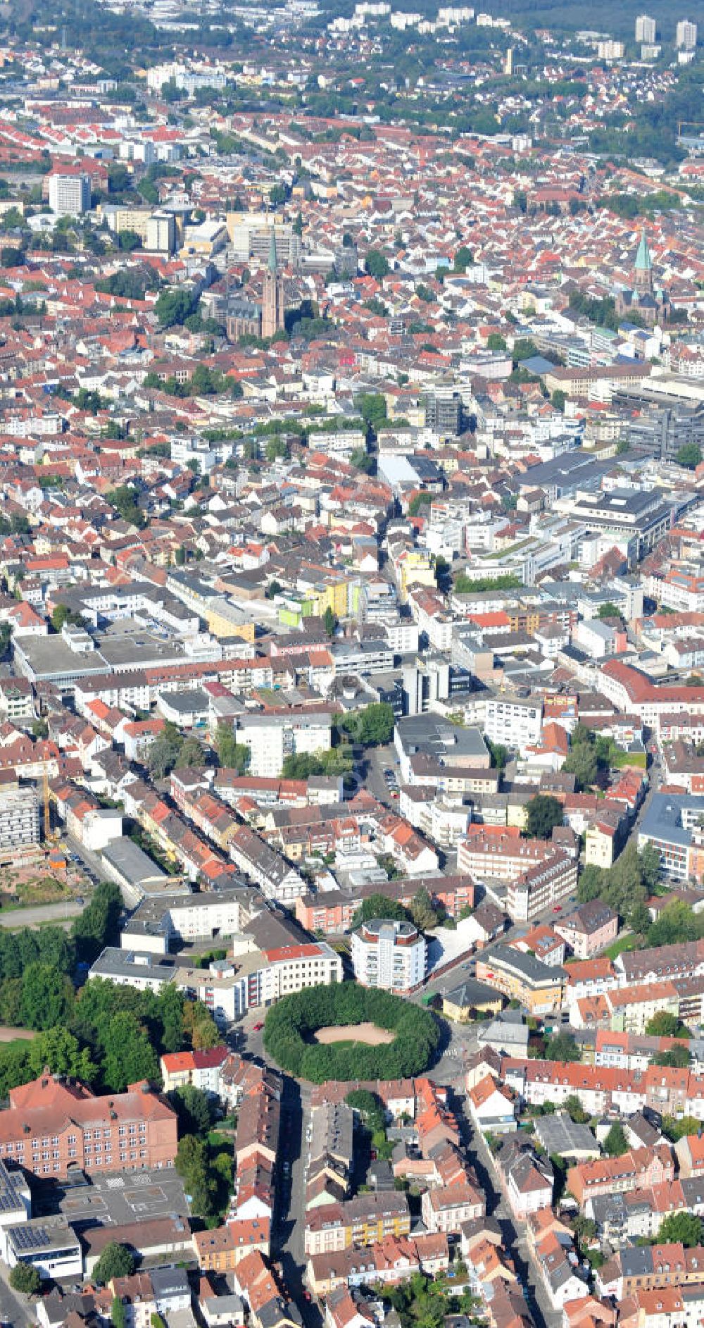 Kaiserslautern from above - Stadtteilansicht von Kaiserslautern in Rheinland-Pfalz, geprägt durch den kreisrunden Adolph-Kolping-Platz, der als Denkmalzone zu den Kulturdenkmälern der Stadt gehört, sowie durch Wohn- und Geschäftshäuser. Partial view on Kaiserslautern in state Rhineland-Palatinate, characterized by circular square Adolph-Kolping-Platz, which is a cultural monument of the city, as well as by tenements and business buildings.