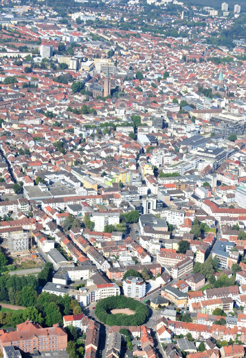 Kaiserslautern from the bird's eye view: Stadtteilansicht von Kaiserslautern in Rheinland-Pfalz, geprägt durch den kreisrunden Adolph-Kolping-Platz, der als Denkmalzone zu den Kulturdenkmälern der Stadt gehört, sowie durch Wohn- und Geschäftshäuser. Partial view on Kaiserslautern in state Rhineland-Palatinate, characterized by circular square Adolph-Kolping-Platz, which is a cultural monument of the city, as well as by tenements and business buildings.