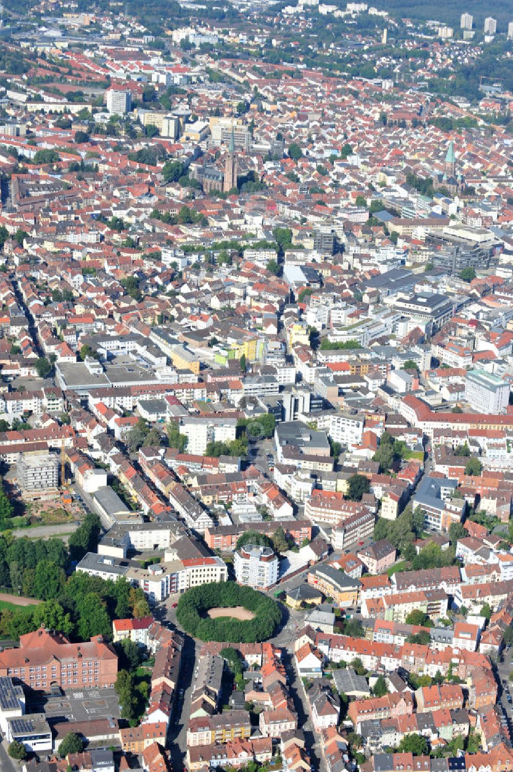 Aerial image Kaiserslautern - Stadtteilansicht von Kaiserslautern in Rheinland-Pfalz, geprägt durch den kreisrunden Adolph-Kolping-Platz, der als Denkmalzone zu den Kulturdenkmälern der Stadt gehört, sowie durch Wohn- und Geschäftshäuser. Partial view on Kaiserslautern in state Rhineland-Palatinate, characterized by circular square Adolph-Kolping-Platz, which is a cultural monument of the city, as well as by tenements and business buildings.