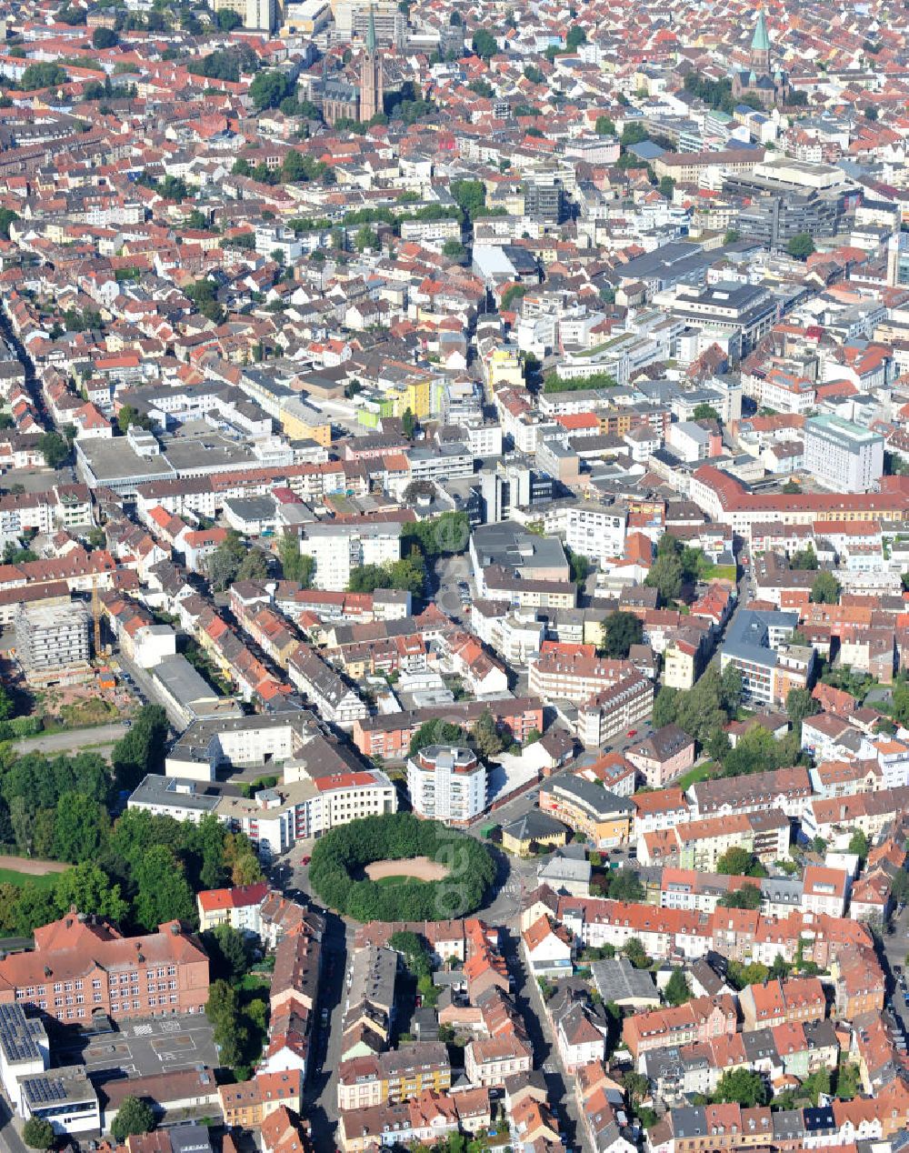 Aerial photograph Kaiserslautern - Stadtteilansicht von Kaiserslautern in Rheinland-Pfalz, geprägt durch den kreisrunden Adolph-Kolping-Platz, der als Denkmalzone zu den Kulturdenkmälern der Stadt gehört, sowie durch Wohn- und Geschäftshäuser. Partial view on Kaiserslautern in state Rhineland-Palatinate, characterized by circular square Adolph-Kolping-Platz, which is a cultural monument of the city, as well as by tenements and business buildings.