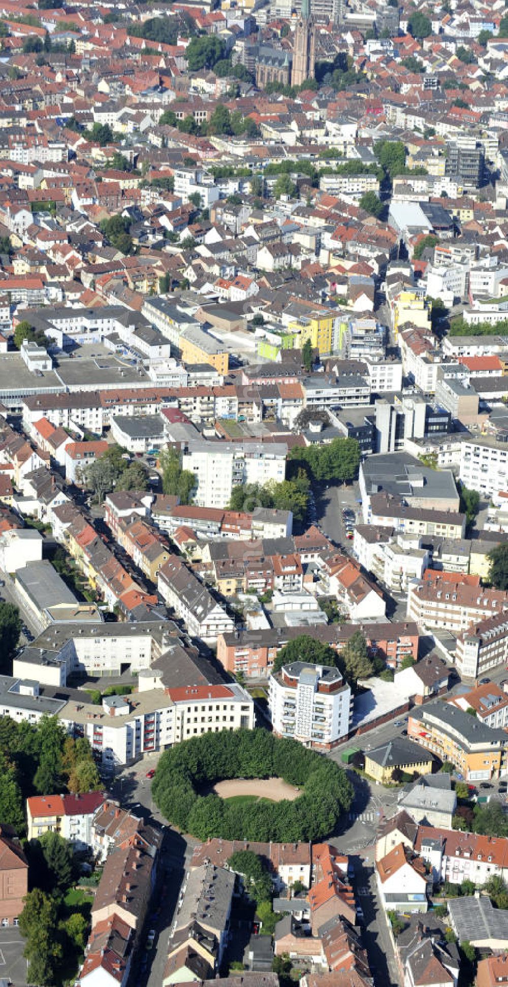 Aerial photograph Kaiserslautern - Stadtteilansicht von Kaiserslautern in Rheinland-Pfalz, geprägt durch den kreisrunden Adolph-Kolping-Platz, der als Denkmalzone zu den Kulturdenkmälern der Stadt gehört, sowie durch Wohn- und Geschäftshäuser. Partial view on Kaiserslautern in state Rhineland-Palatinate, characterized by circular square Adolph-Kolping-Platz, which is a cultural monument of the city, as well as by tenements and business buildings.