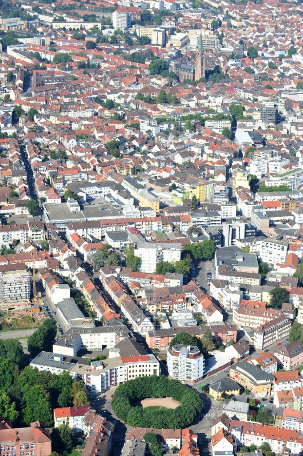 Kaiserslautern from the bird's eye view: Stadtteilansicht von Kaiserslautern in Rheinland-Pfalz, geprägt durch den kreisrunden Adolph-Kolping-Platz, der als Denkmalzone zu den Kulturdenkmälern der Stadt gehört, sowie durch Wohn- und Geschäftshäuser. Partial view on Kaiserslautern in state Rhineland-Palatinate, characterized by circular square Adolph-Kolping-Platz, which is a cultural monument of the city, as well as by tenements and business buildings.