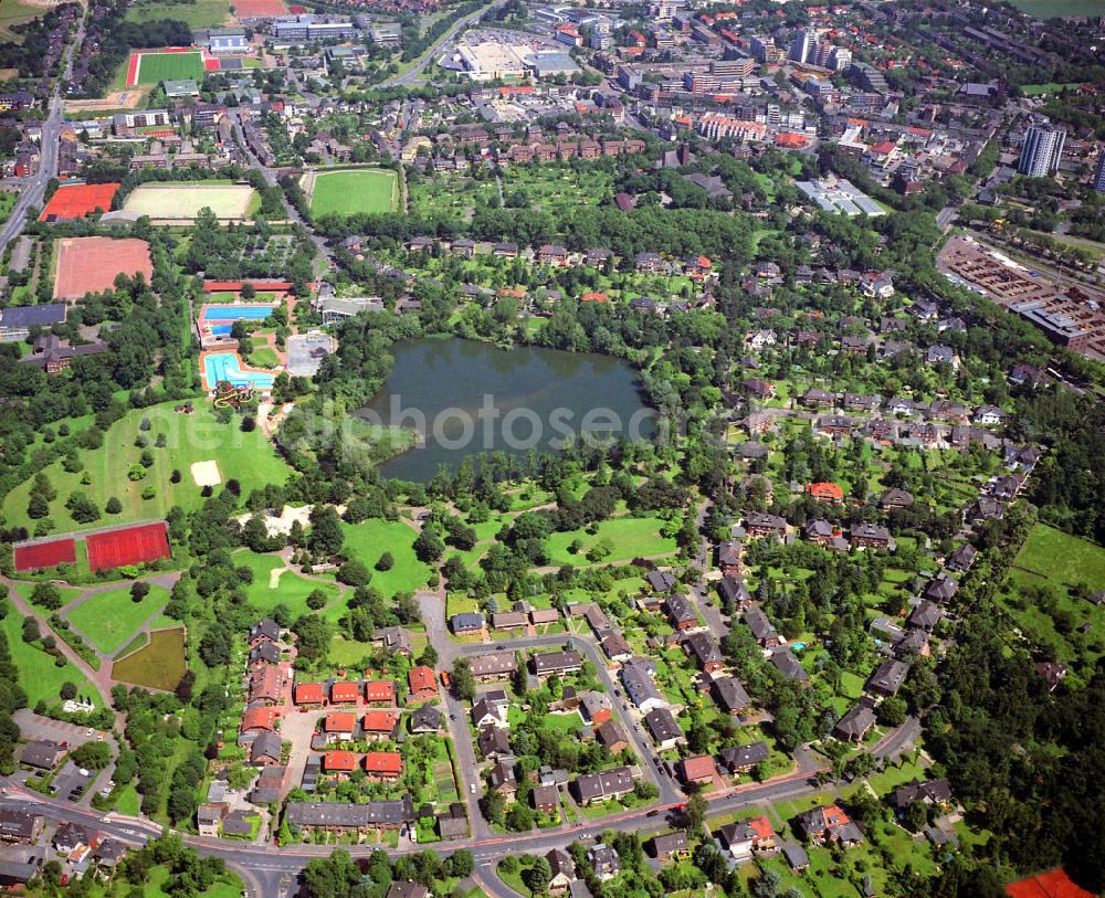 Aerial photograph Kamp-Lintfort - Der Pappelsee im Ortsteil Lintfort ist halb von der Angestelltensiedlung (Beamtenkolonie im Volksmund) umgeben, die in der ersten Hälfte des 20. Jh. entstanden ist. Rechts oben das Zentrum von Kamp-Lintfort. View to the district town Kamp-Lintfort Pappelsee.