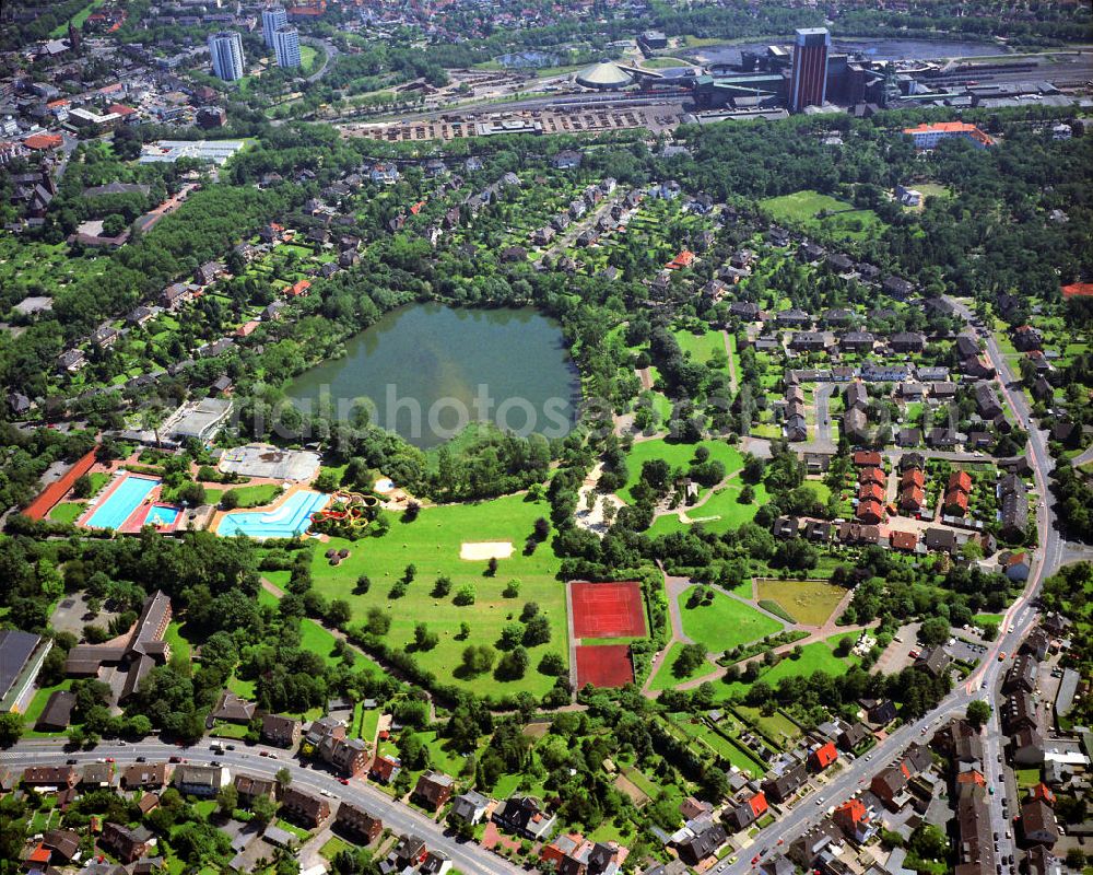 Kamp-Lintfort from above - Stadtteilansicht der halbkreisförmige Siedlung um den Kamp-Lintforter Pappelsee, sie ist etwa 1910 bis 1960 entstanden. Oben im Bild die Steinkohlenzeche West mit zwei Schächten und Tagesanlagen. Die Zeche soll 2014 geschlossen werden. View to the district town Kamp-Lintfort Pappelsee.