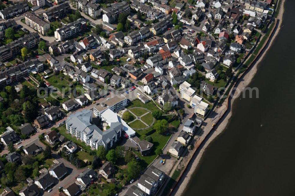 Aerial image Koblenz Wallersheim - Blick auf den Stadtteil Koblenz - Wallersheim. Im Bild die Wohngebiete am Wallersheimer Weg / Büngertsweg am Rheinufer. The Koblenz district - Wallersheim.