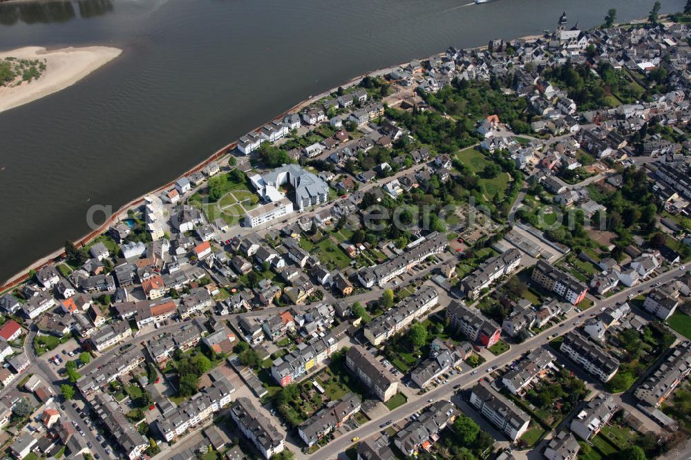 Koblenz Wallersheim from the bird's eye view: Blick auf den Stadtteil Koblenz - Wallersheim. Im Bild die Wohngebiete am Wallersheimer Weg / Büngertsweg am Rheinufer. The Koblenz district - Wallersheim.