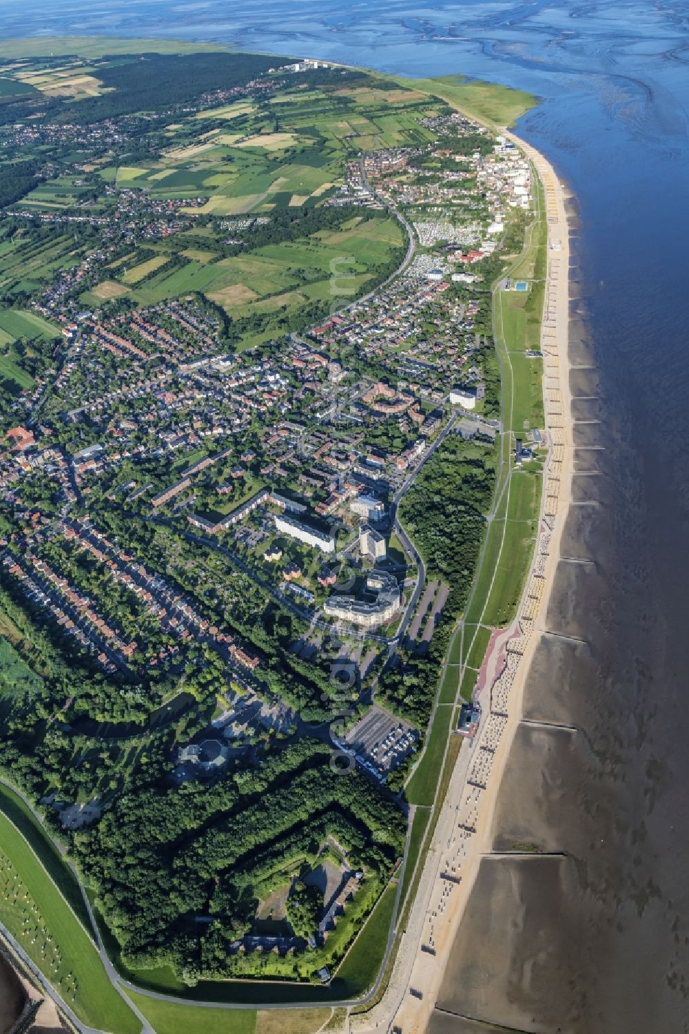 Aerial photograph Cuxhaven - View of the spa quarters of Doese on the coast of North and Wadden Sea in Cuxhaven in the state of Lower Saxony