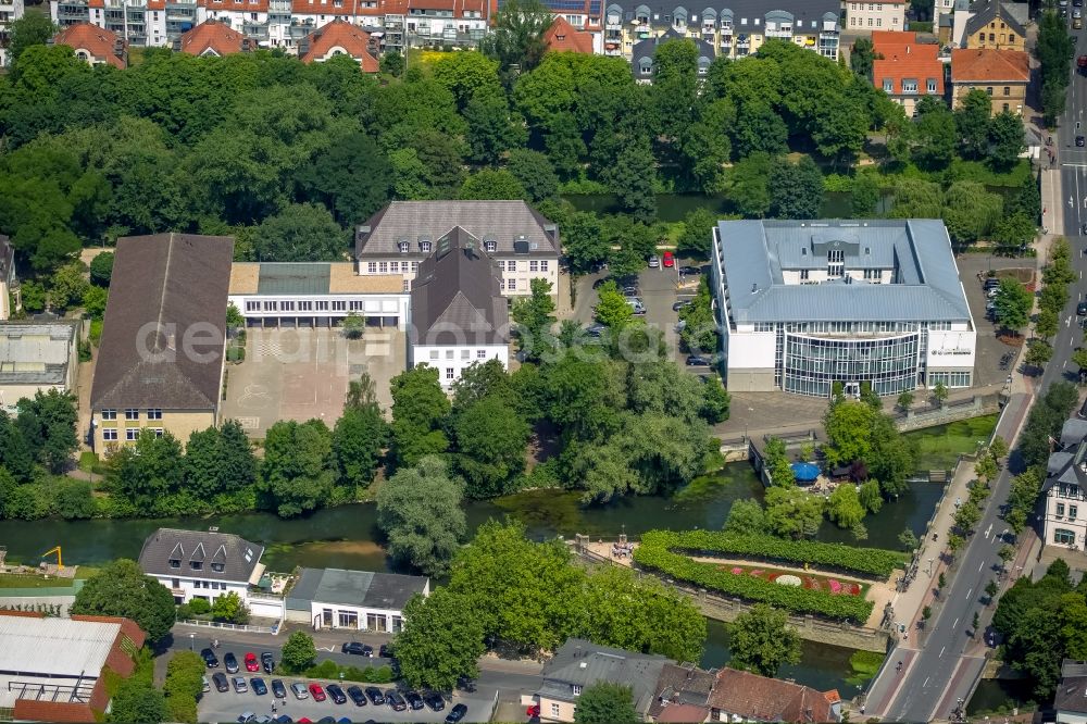 Aerial photograph Lippstadt - Partial view of city on the shore of the Lippe on the Lippertor of Lippstadt in the state of North Rhine-Westphalia. The picture shows the vocational training center Hanse Kolleg and the Welcome Hotel Lippstadt