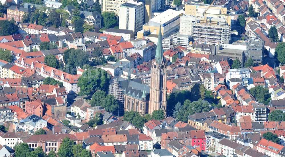 Aerial image Kaiserslautern - Sanierungsarbeiten an der römisch-katholischen Marienkirche am St. Marien-Platz in Kaiserslautern, Rheinland-Pfalz. Die Kirche ist mit ihrem 92 Meter hohen Turm das höchste Gebäude der Innenstadt. Der Architekt Heinrich Freiherr von Schmidt erbaute die neugotische Pfarrkirche um 1890. Restoration works on Roman Catholic church St. Maria at square St. Marien-Platz in Kaiserslautern, Rhineland-Palatinate. With its 92 metres high tower, the neo-Gothic church is the highest building in town. It was constructed by architect Heinrich Freiherr von Schmidt around 1890.