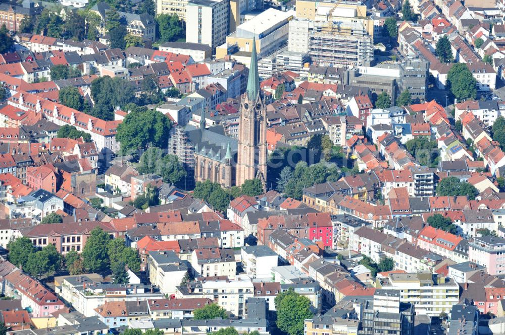 Aerial photograph Kaiserslautern - Sanierungsarbeiten an der römisch-katholischen Marienkirche am St. Marien-Platz in Kaiserslautern, Rheinland-Pfalz. Die Kirche ist mit ihrem 92 Meter hohen Turm das höchste Gebäude der Innenstadt. Der Architekt Heinrich Freiherr von Schmidt erbaute die neugotische Pfarrkirche um 1890. Restoration works on Roman Catholic church St. Maria at square St. Marien-Platz in Kaiserslautern, Rhineland-Palatinate. With its 92 metres high tower, the neo-Gothic church is the highest building in town. It was constructed by architect Heinrich Freiherr von Schmidt around 1890.