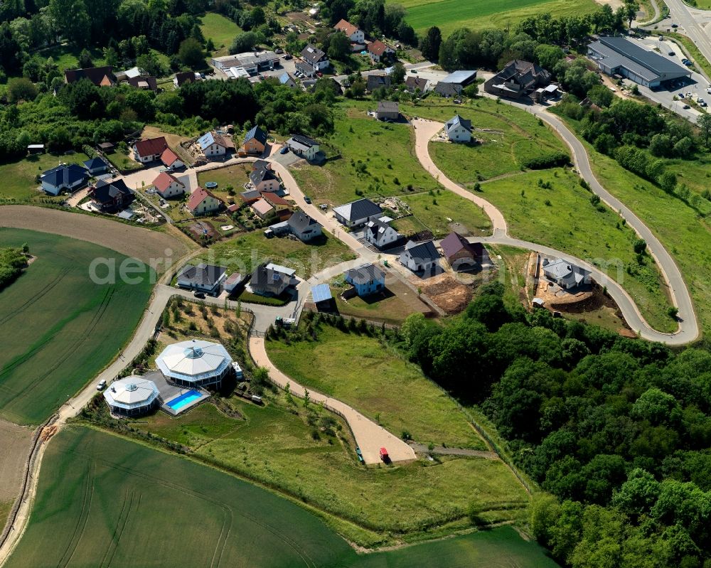 Meisenheim from the bird's eye view: Partial view of Meisenheim in the state of Rhineland-Palatinate. Meisenheim is a town and municipiality in the county district of Bad Kreuznach. It is an official spa and health resort. The town is located on the federal highway B420, in the valley of the river Glan near the North Palatinate Mountain region. A residential area with single family homes is located on the right side of the river Glan