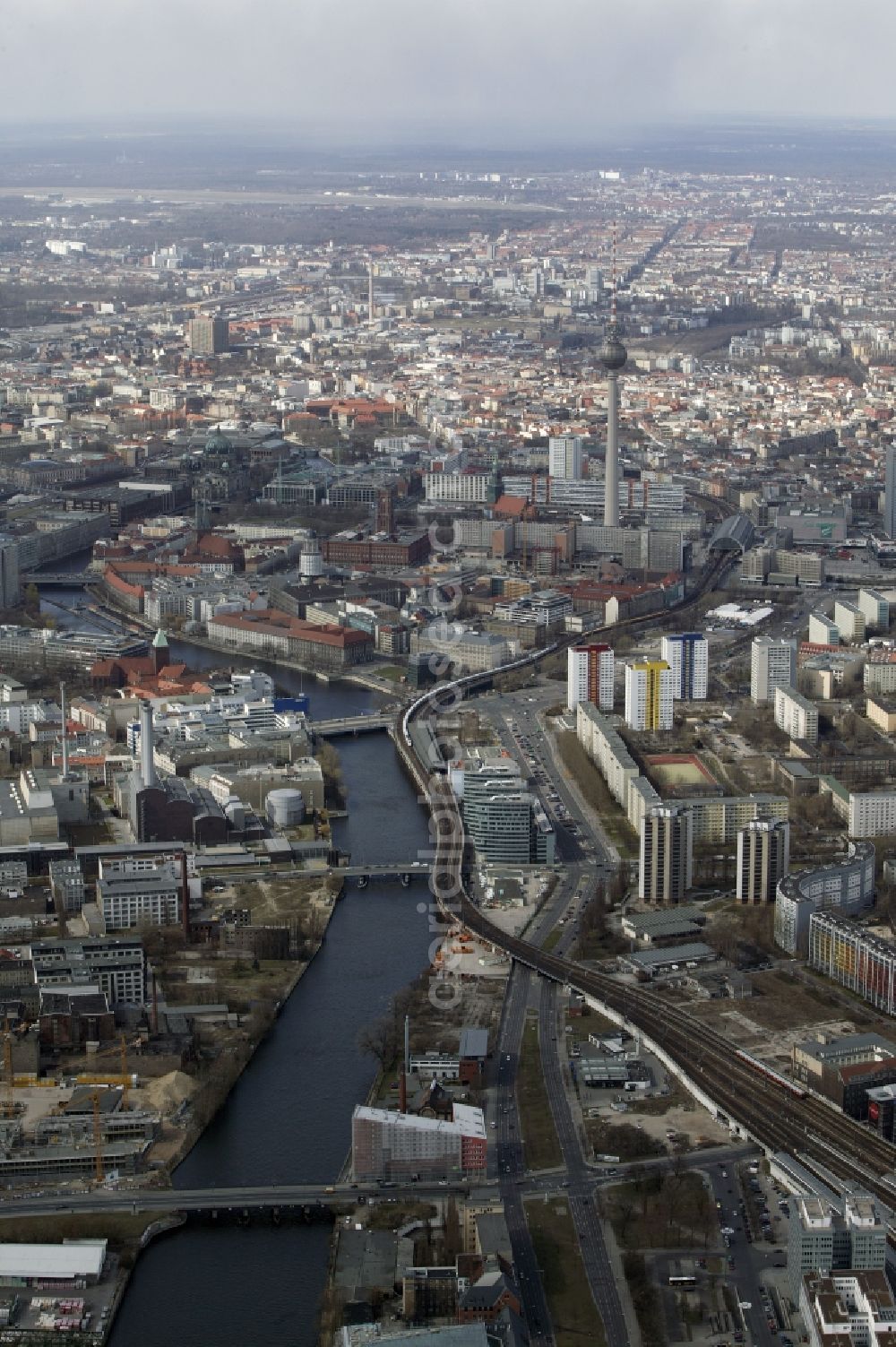 Aerial photograph Berlin Friedrichshain - View district center on the banks of the River Spree Holzmarktstrasse - S-Bahn station in Berlin Jannowitzbruecke