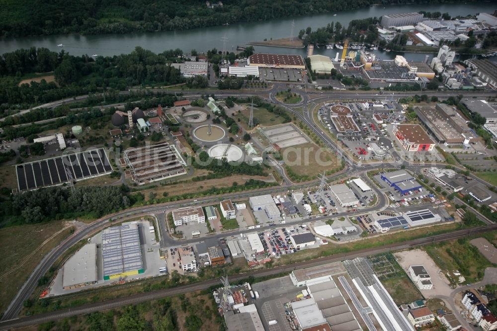 Aerial photograph Mainz - View of the Mombach district of Mainz in the state of Rhineland-Palatinate. The Northern-most district is located on the river Rhine and borders the federal motorway A643 in the West - which crosses the river and the Rhine island.. The former industrial borough is characterised by businesses, commercial areas and extensive green spaces. An industrial area is located in the North of the district