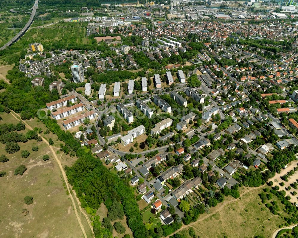 Mainz from the bird's eye view: View of the Mombach district of Mainz in the state of Rhineland-Palatinate. The Northern-most district is located on the river Rhine and borders the federal motorway A643 in the West. The former industrial borough is characterised by businesses, commercial areas and extensive green spaces