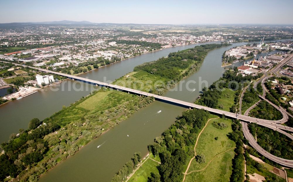 Aerial image Mainz - View of the Mombach district of Mainz in the state of Rhineland-Palatinate. The Northern-most district is located on the river Rhine and borders the federal motorway A643 in the West - which crosses the river and the Rhine island.. The former industrial borough is characterised by businesses, commercial areas and extensive green spaces