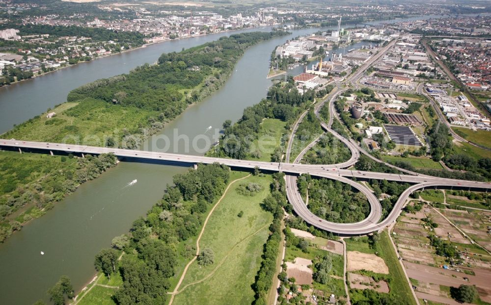 Aerial photograph Mainz - View of the Mombach district of Mainz in the state of Rhineland-Palatinate. The Northern-most district is located on the river Rhine and borders the federal motorway A643 in the West - which crosses the river and the Rhine island.. The former industrial borough is characterised by businesses, commercial areas and extensive green spaces