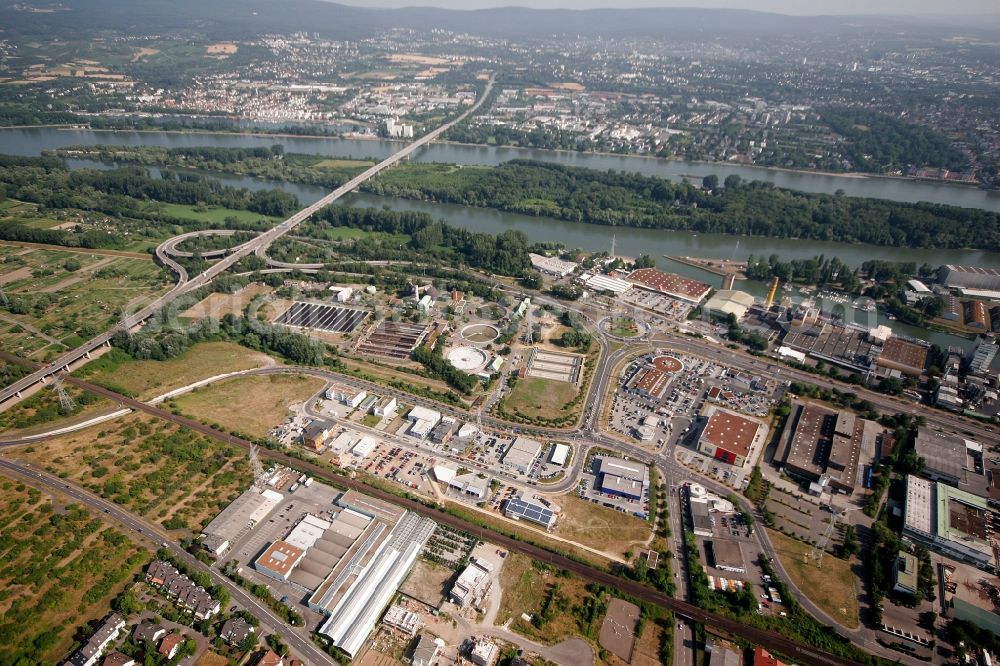 Aerial image Mainz - View of the Mombach district of Mainz in the state of Rhineland-Palatinate. The Northern-most district is located on the river Rhine and borders the federal motorway A643 in the West - which crosses the river and the Rhine island.. The former industrial borough is characterised by businesses, commercial areas and extensive green spaces