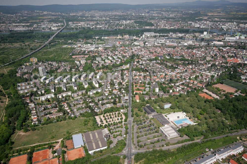 Mainz from the bird's eye view: View of the Mombach district of Mainz in the state of Rhineland-Palatinate. The Northern-most district is located on the river Rhine and borders the federal motorway A643 in the West. The former industrial borough is characterised by businesses, commercial areas and extensive green spaces