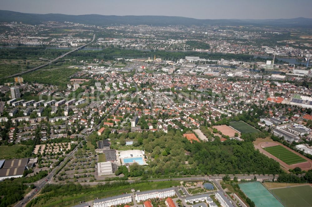 Aerial image Mainz - View of the Mombach district of Mainz in the state of Rhineland-Palatinate. The Northern-most district is located on the river Rhine and borders the federal motorway A643 in the West. The former industrial borough is characterised by businesses, commercial areas and extensive green spaces