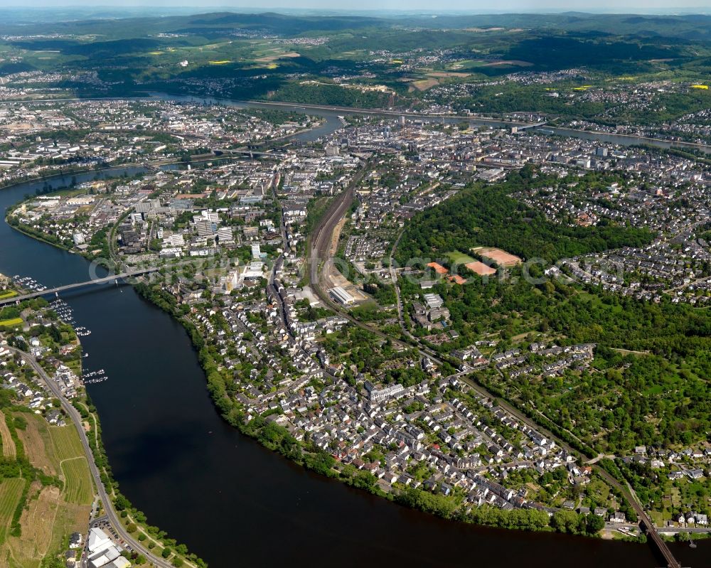 Aerial photograph Koblenz - View of the Moselweiss part of Koblenz in the state Rhineland-Palatinate. Moselweiss is located on the right riverbank of the river Moselle. It includes a residential area, the Kemperhof hospital and the administration centre II