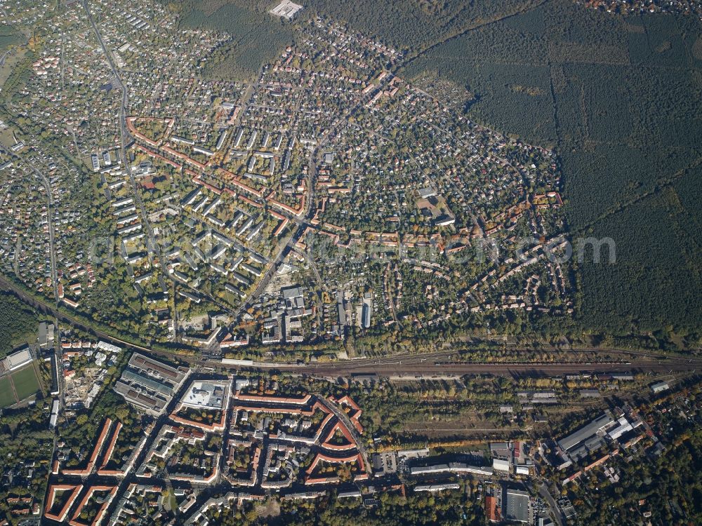 Aerial image Berlin - View of the Maerchenviertel part of the Berlin-Koepenick part of the district of Treptow-Koepenick in Berlin. The Maerchenviertel residential area is located in the North of the railway and overground tracks between the Koepenick and Hirschgarten stations. The forest area of Mittelheide is located in the East of the area, the Bahnhofstrasse and Mahlsdorfer Strasse streets border the area in the West and Southwest