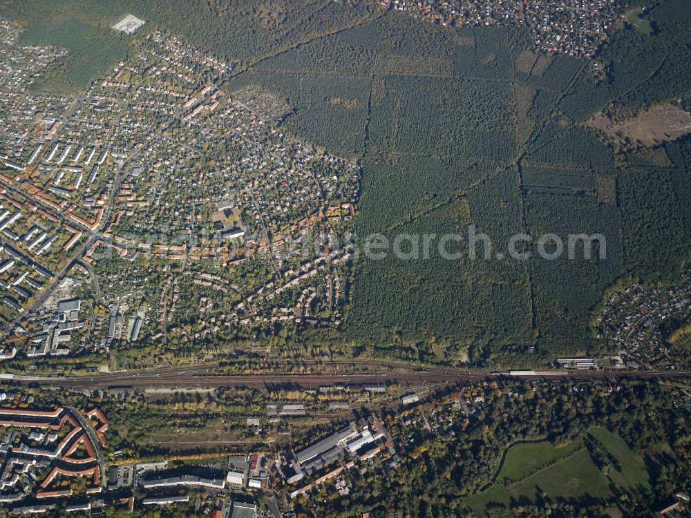 Aerial photograph Berlin - View of the Maerchenviertel part of the Berlin-Koepenick part of the district of Treptow-Koepenick in Berlin. The Maerchenviertel residential area is located in the North of the railway and overground tracks between the Koepenick and Hirschgarten stations. The forest area of Mittelheide is located in the East of the area, the Bahnhofstrasse and Mahlsdorfer Strasse streets border the area in the West and Southwest