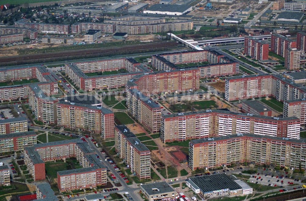 Aerial image Berlin Hohenschönhausen - Partial view of the city-residential construction with prefabricated from GDR in Berlin - Marzahn