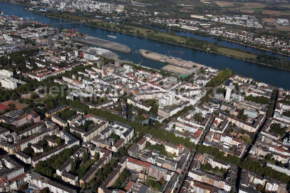 Mainz from the bird's eye view: View of the Neustadt part of Mainz in the state of Rhineland-Palatinate. View of the industrial area and adjacent residential estates in the North of the city. The custom harbour of Mainz on the Rhine is visible in the background