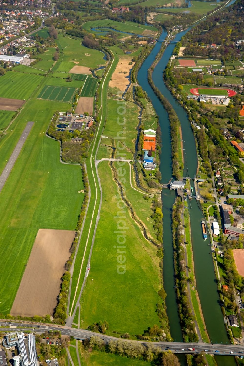 Hamm from the bird's eye view: View of the North of Hamm with the Lippeauen and Lippewiesen area on the riverbanks of Lippe and Datteln-Hamm- Canal in the state of North Rhine-Westphalia. The airfield Hamm-Lippewiesen is located here